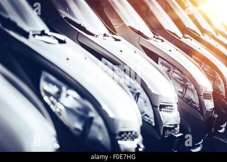 Autos auf Lager Closeup. Reihe von brandneuen Autos zum Verkauf. Neue Pkw-Industrie. Stockfoto
