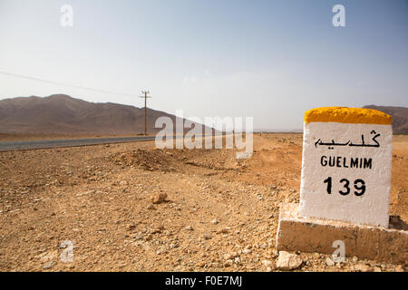 Guelmin 139 Kilometer - Distanz Straßenschild Indikator auf dem Weg zur Guelmin mit unscharfen Hintergrund, Marokko Stockfoto