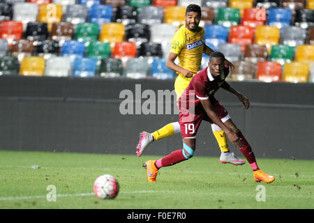 Udine, Italien. 13. August 2015. Udinese vorwärts Rodrigo Sebastian Aguirre Soto (hinten) während der Fußball-freundlich Vorsaison Spiel Udinese Calcio V El Jaish Sportverein am 13. August 2015 im Friaul-Stadion in Udine, Italien. Bildnachweis: Andrea Spinelli/Alamy Live-Nachrichten Stockfoto