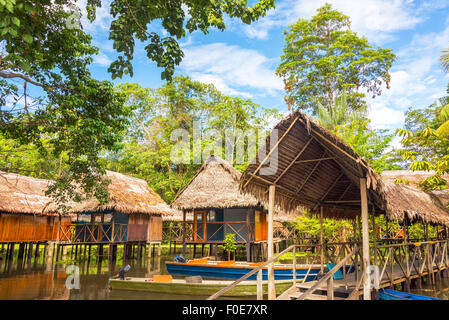 Dschungel-Hütten auf Stelzen in den Amazonas-Regenwald in der Nähe von Iquitos, Peru Stockfoto