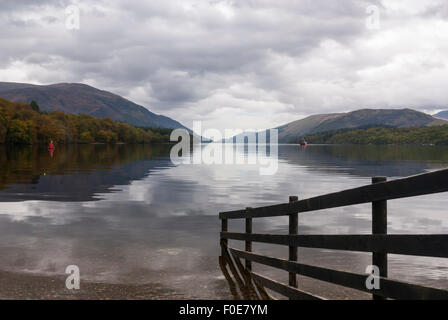 Nachschlagen von Loch Lochy an einem ruhigen und bewölkten Tag, vom Leuchtturm am Gairlochy, Lochaber, Schottland Stockfoto