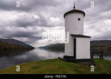 Nachschlagen von Loch Lochy an einem ruhigen und bewölkten Tag, vom Leuchtturm am Gairlochy, Lochaber, Schottland Stockfoto