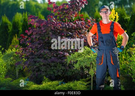 Pro Gärtner und seinen schönen Garten zufrieden. Garten-Design-Konzept. Stockfoto