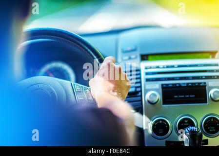 Sommer-Trip mit dem Auto. Treibende Thema. Männer fahren Autos. Hand aufs Lenkrad Closeup. Stockfoto