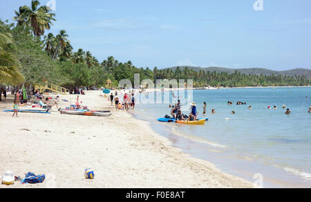 Urlauber entspannen am Strand bei Boqueron Puerto Rico Stockfoto