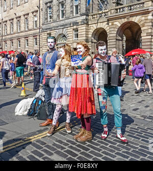 Künstler & Darsteller Förderung ihre Shows an der Edinburgh Festival Fringe 2015 in The Royal Mile Edinburgh Schottland Stockfoto