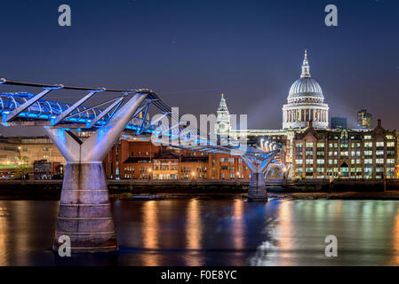 Millenium Bridge über die Themse und die St. Pauls Kathedrale gehören zu den berühmten Sehenswürdigkeiten von London England. Stockfoto