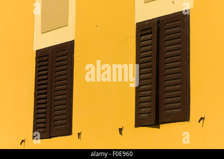 Elegante Holzfenster in einem alten Haus, Innenstadt von Sibiu. Stockfoto