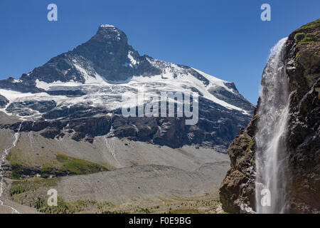 Die Nordseite des Matterhorns (Cervino) Berg. Wasserfall im Tal der Zmuttgletscher. Zermatt. Schweizer Alpen. Die Schweiz. Stockfoto