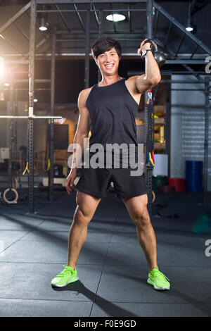 Junger Mann Training mit Kettlebell in Crossfit gym Stockfoto