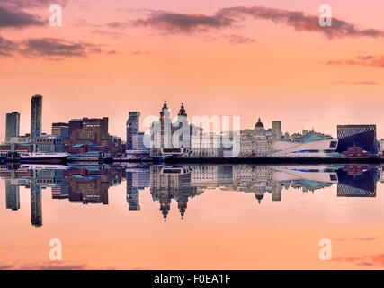 Liverpool Skyline mit Panoramablick auf die berühmten Sehenswürdigkeiten am Ufer des Mersey River. Stockfoto