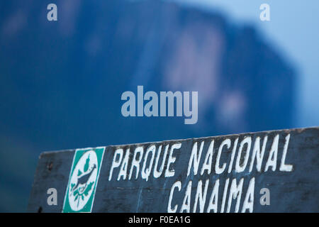 Ortseingangsschild Holz in Canaima Nation Park. Im Hintergrund sehen wir Mount Roraima Tepuy, Gran Sabana. Venezuela-2015. Stockfoto