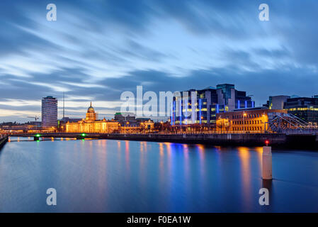 Panoramablick von Dubin Skyline bei Twiight. Zollhaus am Fluss Liffey. Stockfoto