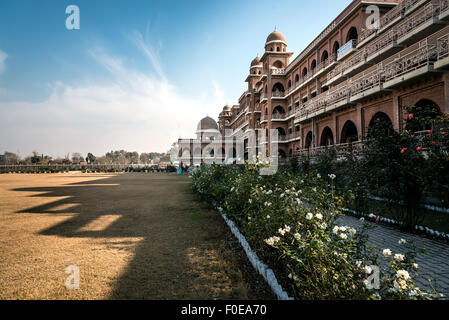 Neuen Campus der Universität von Peshawar, Pakistan. Im historischen Baustil errichtet. Schatten der Gebäude Gießen auf die gro Stockfoto