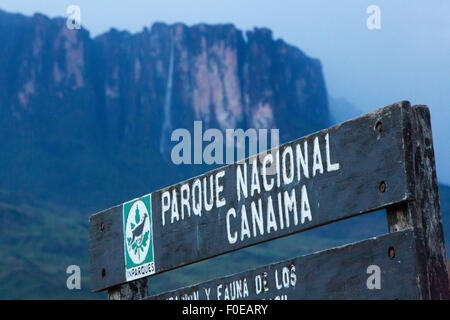 Ortseingangsschild Holz in Canaima Nation Park. Im Hintergrund sehen wir Mount Roraima Tepuy, Gran Sabana. Venezuela-2015. Stockfoto
