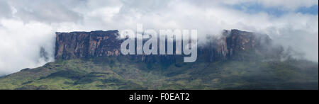 Volle Panorama des Mount Roraima im Laufe des Tages mit dem Gipfel in den Wolken. Gran Sabana. Venezuela-2015. Stockfoto