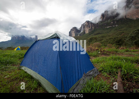 Niedrigen Winkel des blauen nasses Zelt in den frühen Morgenstunden auf dem letzten Campingplatz vor dem Besteigen des Mount Roraima, Gran Sabana. Venezuela-2015. Stockfoto