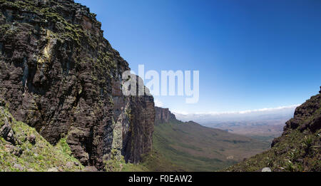 Steile Klippen des Mount Roraima - Landschaft mit blauem Himmel und Wolken Hintergrund. Blick auf die Gran Sabana und Mount Roraima. Venezu Stockfoto