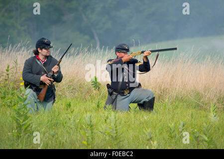 Gettysburg Reenactment Unionsarmee feuern Musketen Stockfoto