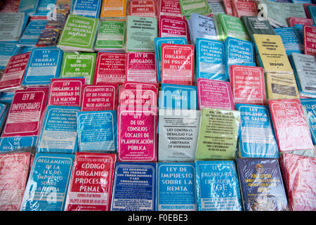Hintergrund der farbigen Bücher in einer Reihe über verschiedene Fragen und Themen ausgerichtet. Ciudad Bolivar. Venezuela-2015 Stockfoto