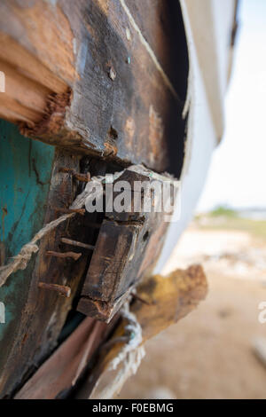 Detail der alten Schiffswrack mit Resten der Nägel in Holztafeln mit verblassten Bildern. Insel Margarita. Venezuela Stockfoto