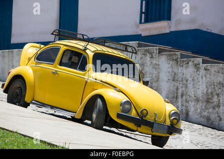 Gelbe Timer VW Käfer in der Straße von einer kolonialen Stadt im Bundesstaat Merida, Venezuela 2015 geparkt. Stockfoto