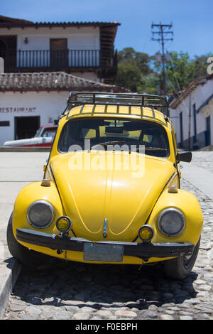 Gelbe Timer VW Käfer in der Straße von einer kolonialen Stadt im Bundesstaat Merida, Venezuela 2015 geparkt. Stockfoto