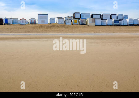 Umkleidekabinen am Strand und Strandpromenade in Calais, Frankreich Stockfoto