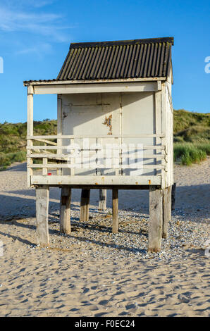 Umkleidekabinen am Strand und Strandpromenade in Calais, Frankreich Stockfoto