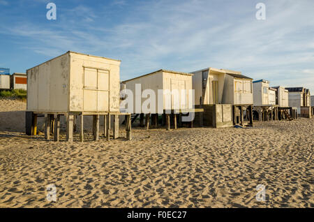 Umkleidekabinen am Strand und Strandpromenade in Calais, Frankreich Stockfoto