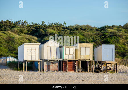 Umkleidekabinen am Strand und Strandpromenade in Calais, Frankreich Stockfoto