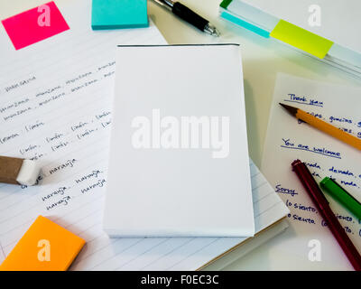 Lernen andere Sprache Wörter auf dem Notebook zu schreiben. Sie können Ihren eigenen Worten auf leeren Bereich schreiben. Stockfoto