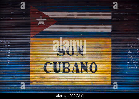Graffiti an einer Tür repräsentieren die Flagge Kubas und die kubanische Worte klingen. Banos. Ecuador. Stockfoto
