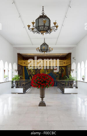 Riesigen Strauß roter Rosen in Stein Vase in Quito. Ecuador. Stockfoto