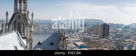 Panorama von der Basilika del Voto Nacional, eine römisch-katholische Kirche und die Stadt von Quito. Stockfoto