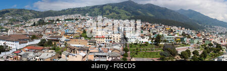 Panorama von Quito mit Häusern in den Bergen im Laufe des Tages mit einem blauen Himmel. Ecuador-2015. Stockfoto