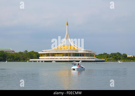 BANGKOK, THAILAND - August 12: Unbekannte Menschen genießen ihre Ruhe auf Swan Boot in den See von Suanluang RAMA IX öffentliche par Stockfoto