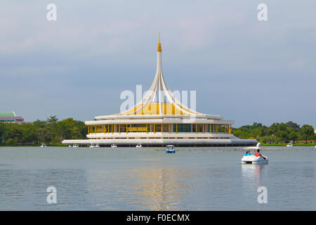 BANGKOK, THAILAND - August 12: Unbekannte Menschen genießen ihre Ruhe auf Swan Boot in den See von Suanluang RAMA IX öffentliche par Stockfoto