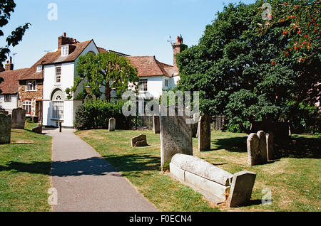 Str. Marys Kirchhof und alte Häuser in der historischen Stadt Rye, East Sussex, Süden Großbritanniens Stockfoto