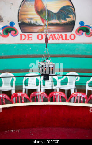 Nahaufnahme einer zentralen Stoppuhr für Hahnenkämpfe mit Otavalo Buchstaben im Hintergrund, Ecuador 2015. Stockfoto