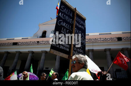 Quito, Ecuador. 13. August 2015. Ein Mann hält ein Plakat vor dem Palast der Carondelet zur Unterstützung der ecuadorianische Präsident Rafael Correa, während der nationale Streik in Quito, der Hauptstadt von Ecuador, am 13. August 2015. Ecuador lebt einen Streik organisiert von oppositionellen Gruppen und Gewerkschaften verärgert mit Präsident Rafael Correa. Bildnachweis: Santiago Armas/Xinhua/Alamy Live-Nachrichten Stockfoto