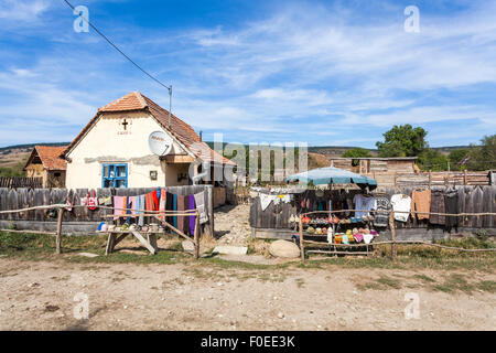 Straßenszene in Deutsch-Weißkirch, einem sächsischen Dorf in Siebenbürgen, Rumänien: handgefertigte Souvenirs zum Verkauf in einem Stall vor einem lokalen Haus Stockfoto