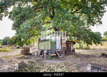 Lokalen Köhler Wohnwagen zu Hause in Deutsch-Weißkirch, einem sächsischen Dorf in Siebenbürgen, Rumänien, Osteuropa Stockfoto