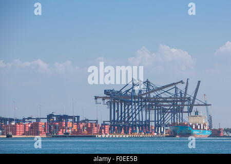 Krane, Container und ein Schiff im Hafen Cartagena an der nördlichen Küste von Kolumbien, 2014 Stockfoto