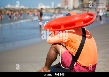 Junger Mann Lebensretter beobachten die Situation auf dem Meer in Bocagrande Beach in Cartagena/Kolumbien 2014. Stockfoto