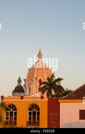 Marinemuseum und Kuppel der Kirche San Pedro Claver, Cartagena. Kolumbien-2014. Stockfoto