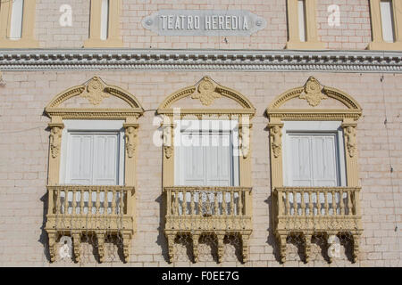 Das Teatro Heredia, ist offiziell Teatro Adolfo Mejía eine kolumbianische Theater befindet sich innerhalb des ummauerten Bereichs von Cartagena de Indien Stockfoto