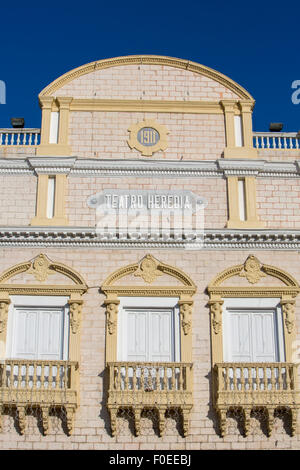 Das Teatro Heredia, ist offiziell Teatro Adolfo Mejía eine kolumbianische Theater befindet sich innerhalb des ummauerten Bereichs von Cartagena de Indien Stockfoto