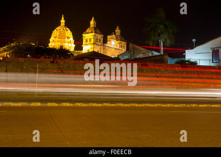 Straßen von Cartagena in der Nacht mit dem Iglesia Santo Domingo und Geschwindigkeit Licht, Cartagena, Kolumbien 2014. Stockfoto