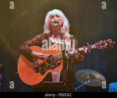 Cropredy, Oxfordshire, Vereinigtes Königreich. 13. August 2015. Emmylou Harris & Rodney Crowell Punkt am Donnerstag auf dem Fairports Cropredy Festival. Bildnachweis: Charlie Bryan/Alamy Live News Stockfoto